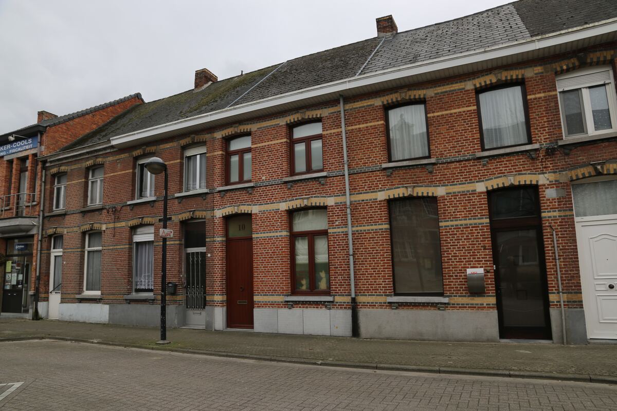 Een rij bakstenen dorpswoningen in Koningshooikt